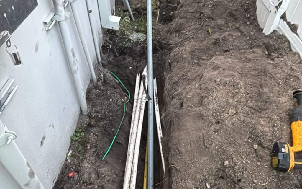 Fiber and low-voltage duct placed in a bored trench